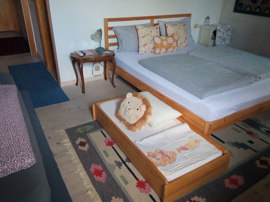 camera-tripla-clara-haus-heidi-bnb-zero-branco-4