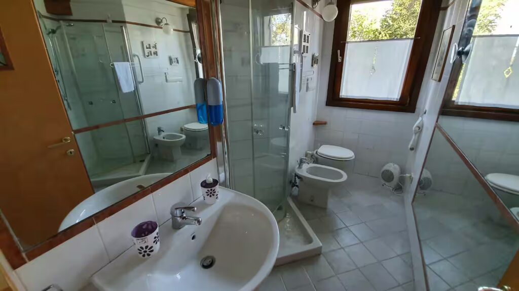 bagno-camera-tripla-clara-haus-heidi-bnb-zero-branco