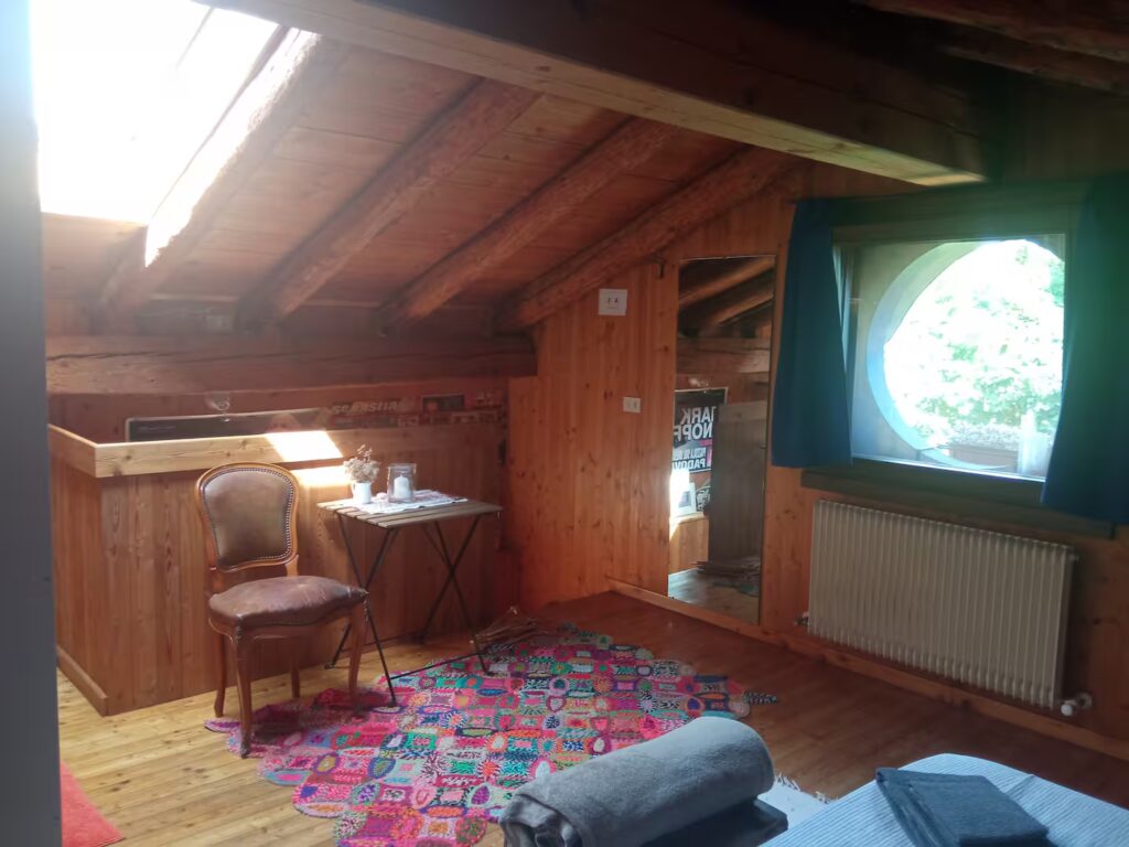 mansarda-camera-matrimoniale-peter-haus-heidi-bnb-zero-branco