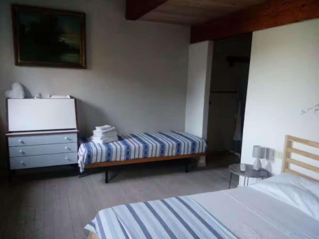 camera-tripla-clara-haus-heidi-bnb-zero-branco